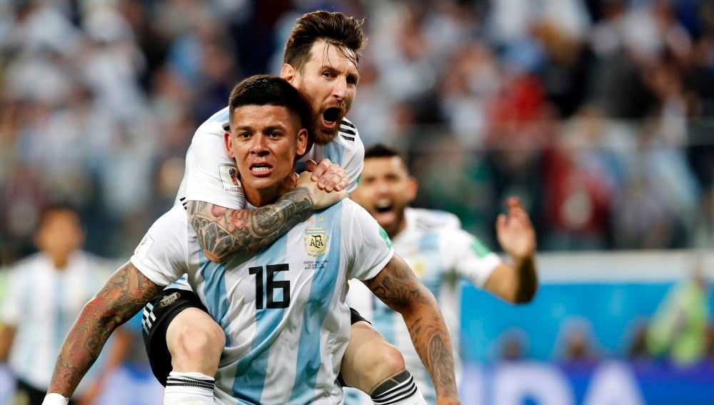 Marcos Rojo y Messi celebran el segundo gol ante Nigeria