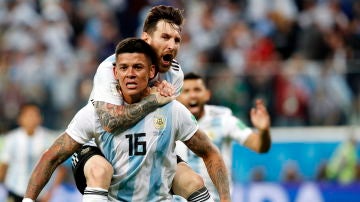 Marcos Rojo y Messi celebran el segundo gol ante Nigeria