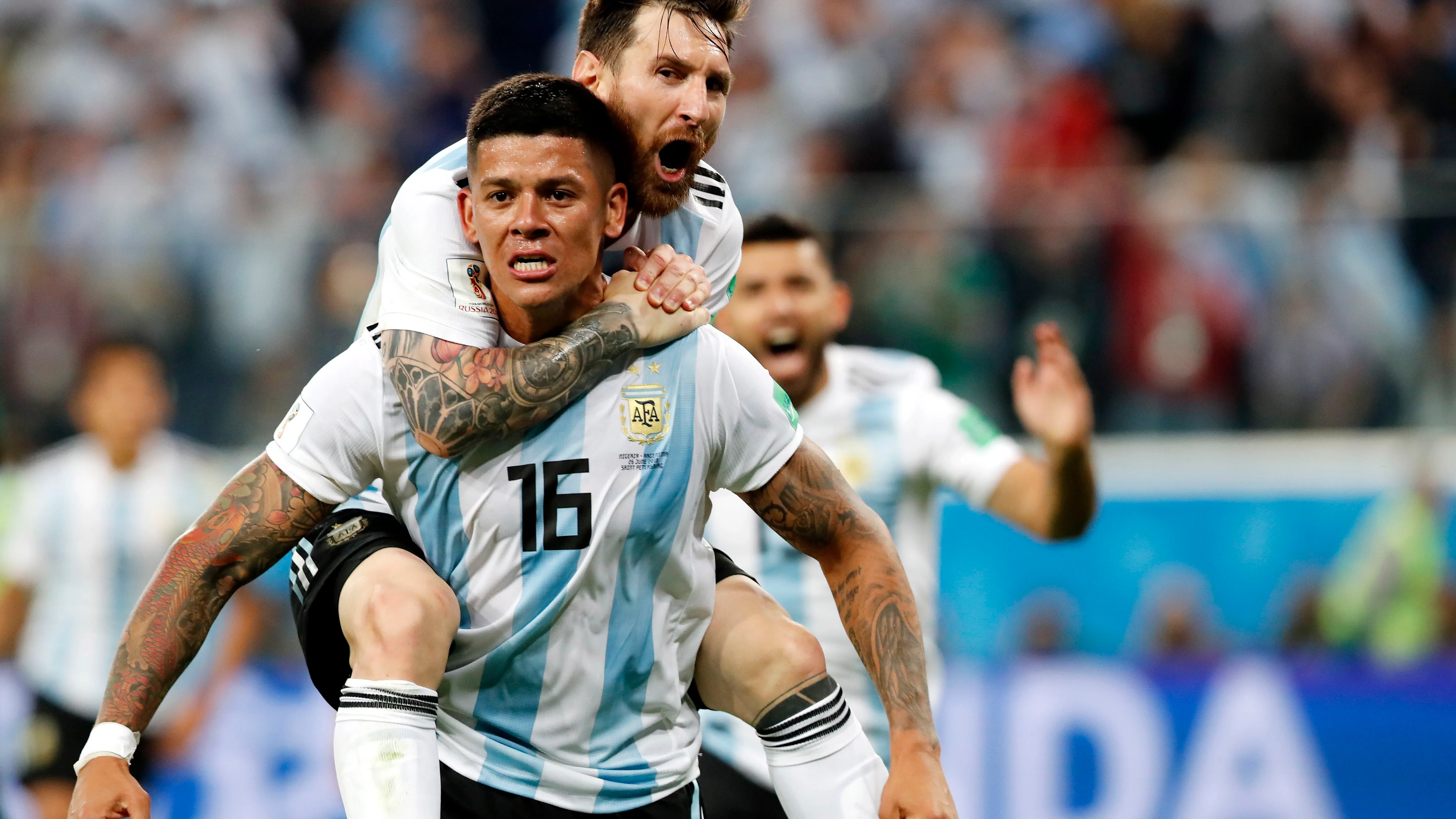 Marcos Rojo y Messi celebran el segundo gol ante Nigeria