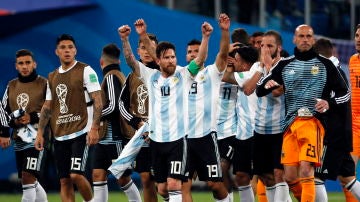 Leo Messi celebra el pase a octavos junto a sus compañeros
