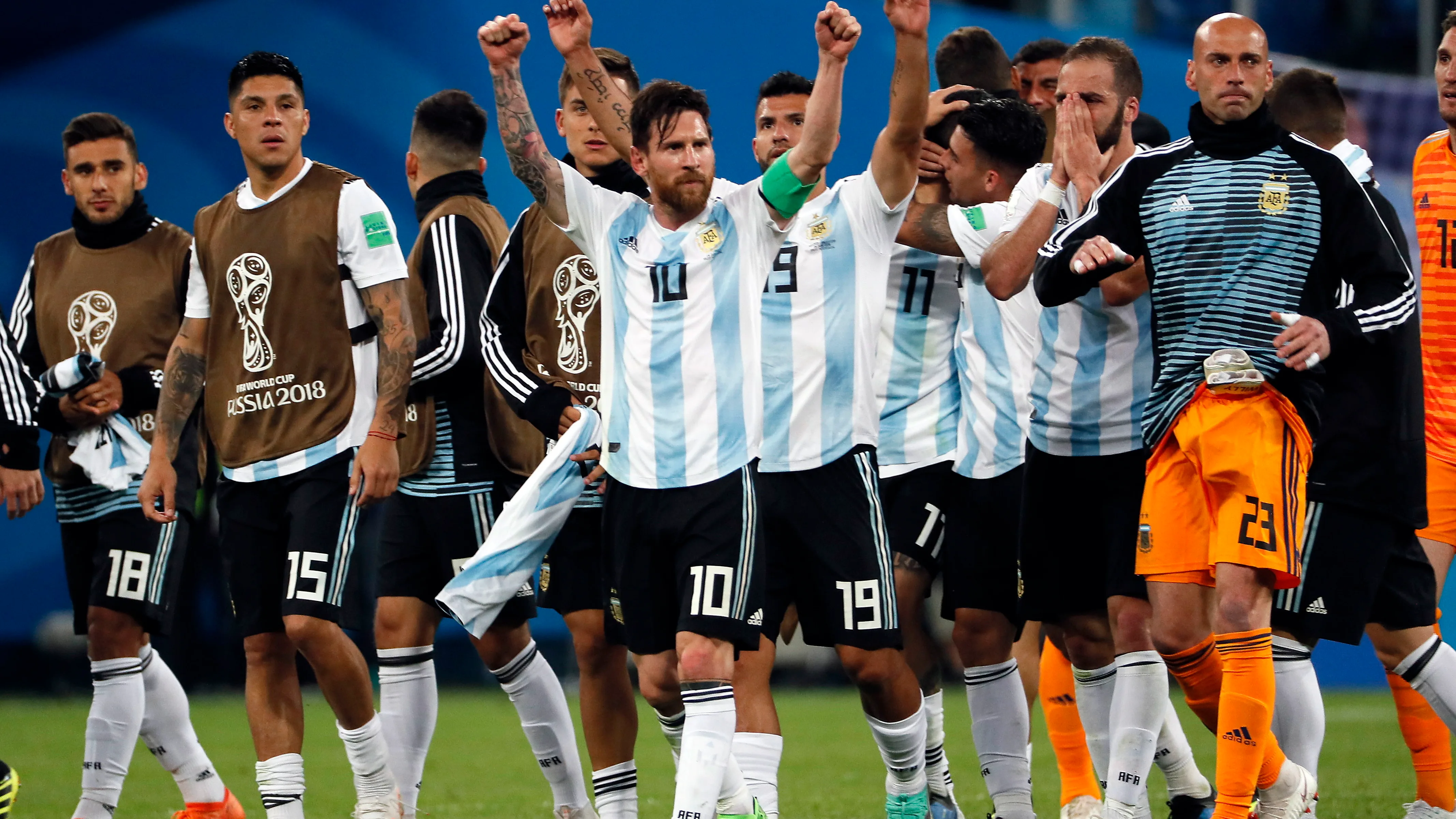 Leo Messi celebra el pase a octavos junto a sus compañeros