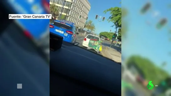 El coche que llevaba un carro de la compra atado El coche que llevaba un carro de la compra atado