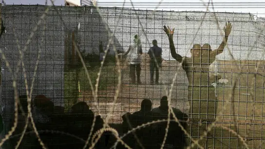 Imagen de los migrantes ubicados en el CIE El Matorral de Fuerteventura en 2006 Imagen de los migrantes ubicados en el CIE El Matorral de Fuerteventura en 2006