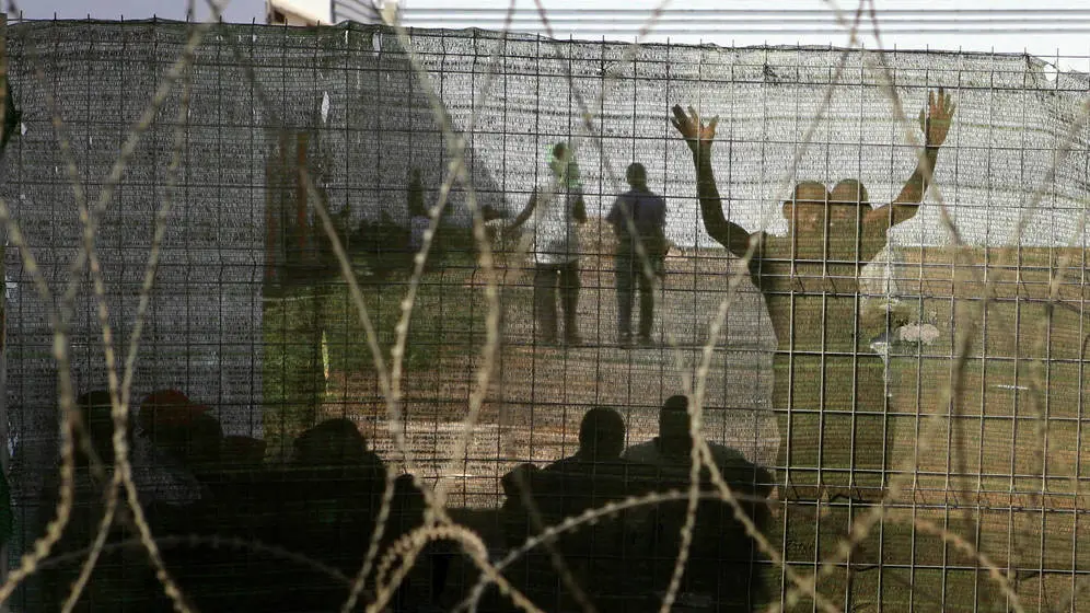 Imagen de los migrantes ubicados en el CIE El Matorral de Fuerteventura en 2006