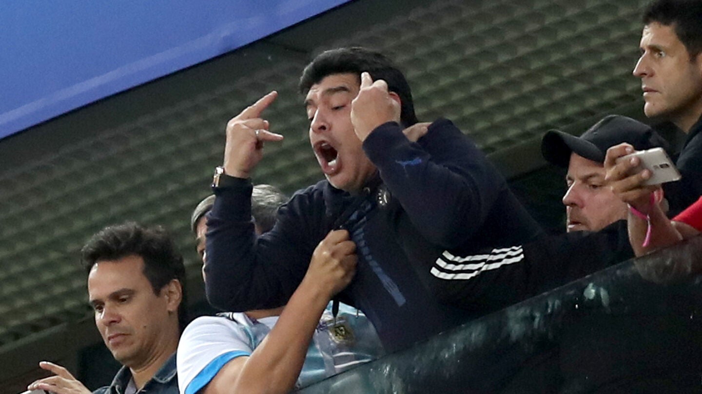 Maradona celebra el gol de Rojo ante Nigeria
