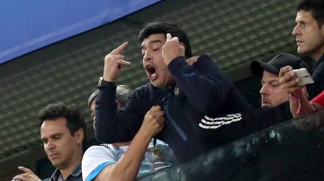 Maradona celebra el gol de Rojo ante Nigeria
