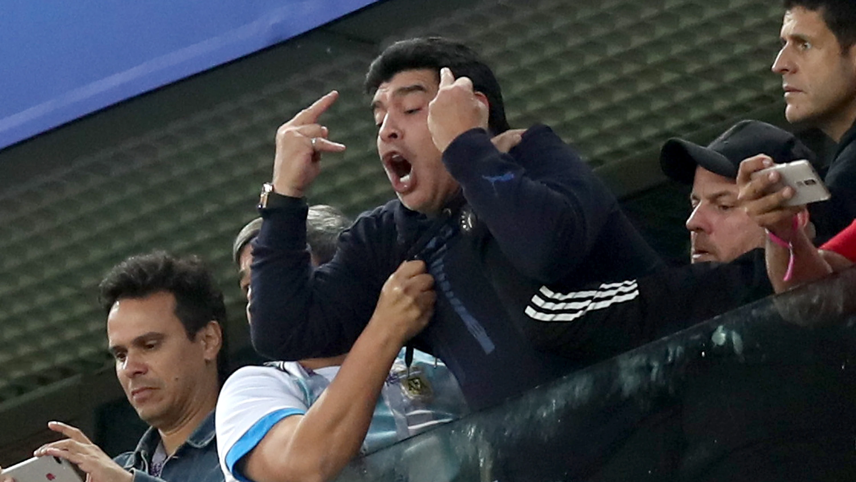 Maradona celebra el gol de Rojo ante Nigeria