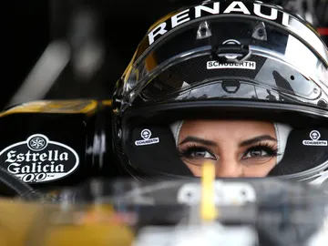 Aseel Al-Hamad, al volante de un Renault de 2012 en Paul Ricard Aseel Al-Hamad, al volante de un Renault de 2012 en Paul Ricard