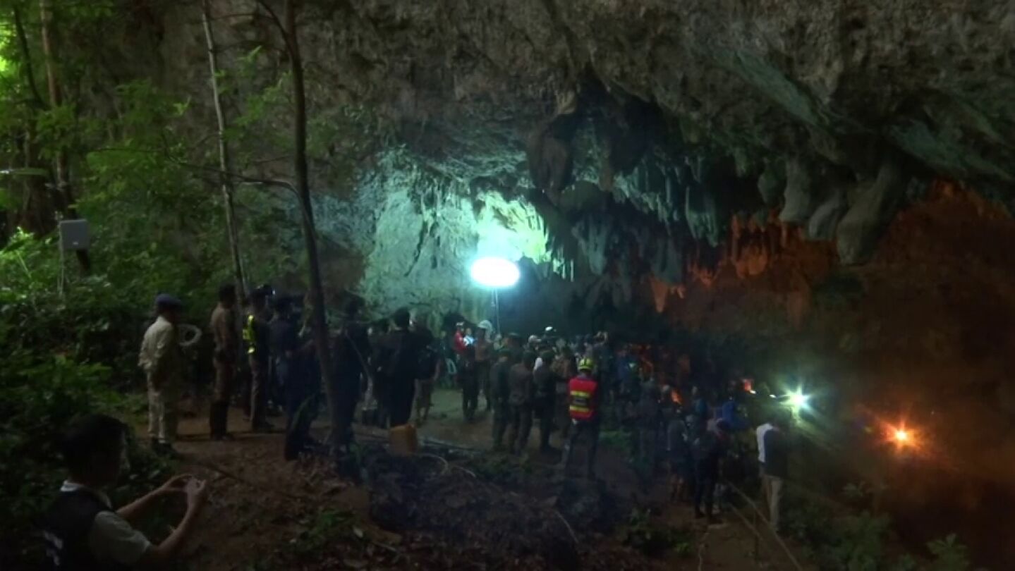  Contin&uacute;a la b&uacute;squeda de los miembros de un equipo de f&uacute;tbol atrapados en una cueva en el norte de Tailandia
