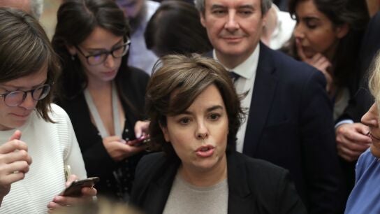 La candidata al liderar el PP, Soraya S&aacute;enz de Santamar&iacute;a, ofrece declaraciones a los medios de comunicaci&oacute;n en el Congreso.