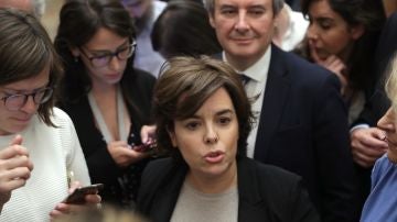 La candidata al liderar el PP, Soraya Sáenz de Santamaría, ofrece declaraciones a los medios de comunicación en el Congreso.