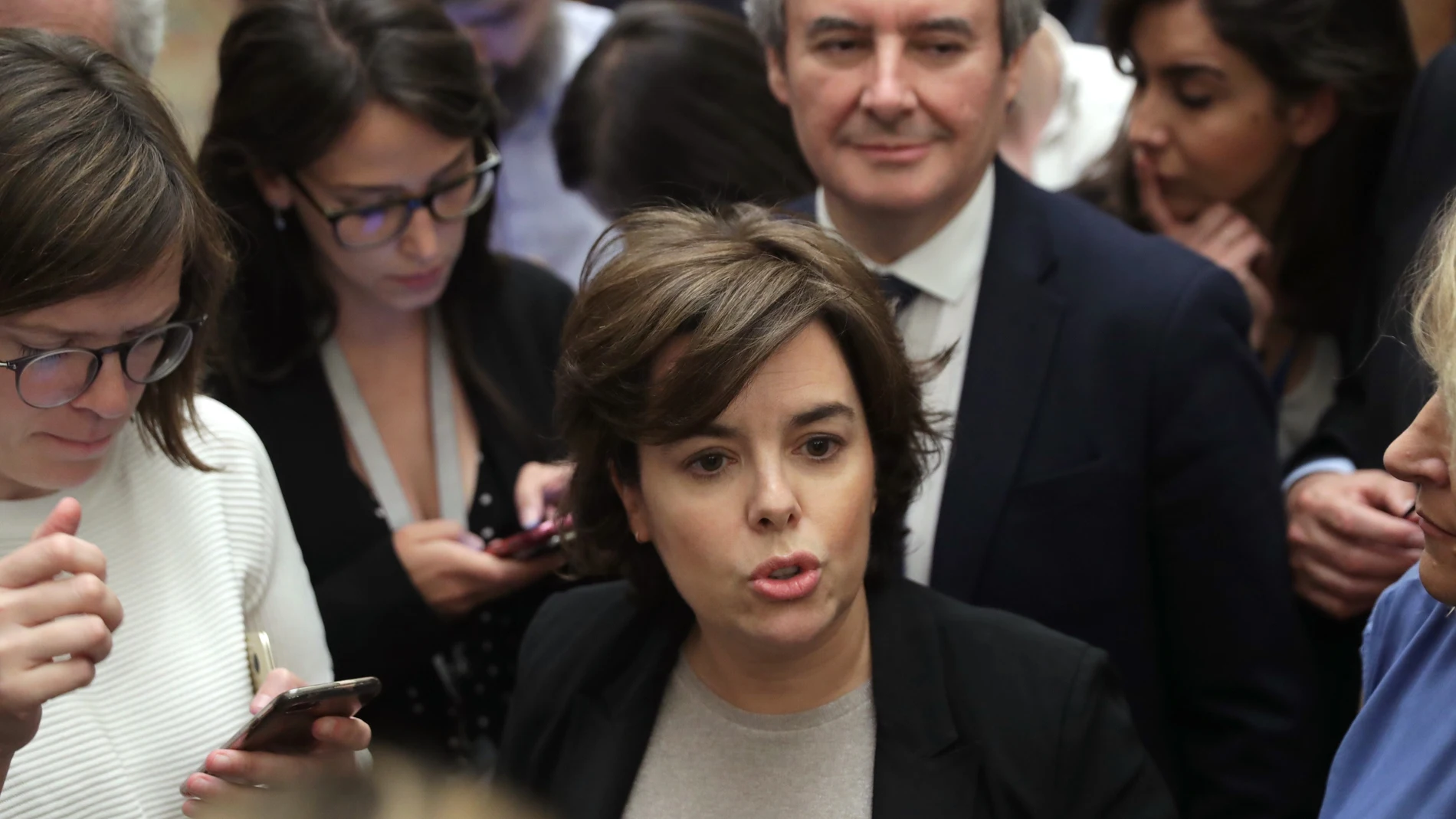 La candidata al liderar el PP, Soraya Sáenz de Santamaría, ofrece declaraciones a los medios de comunicación en el Congreso.