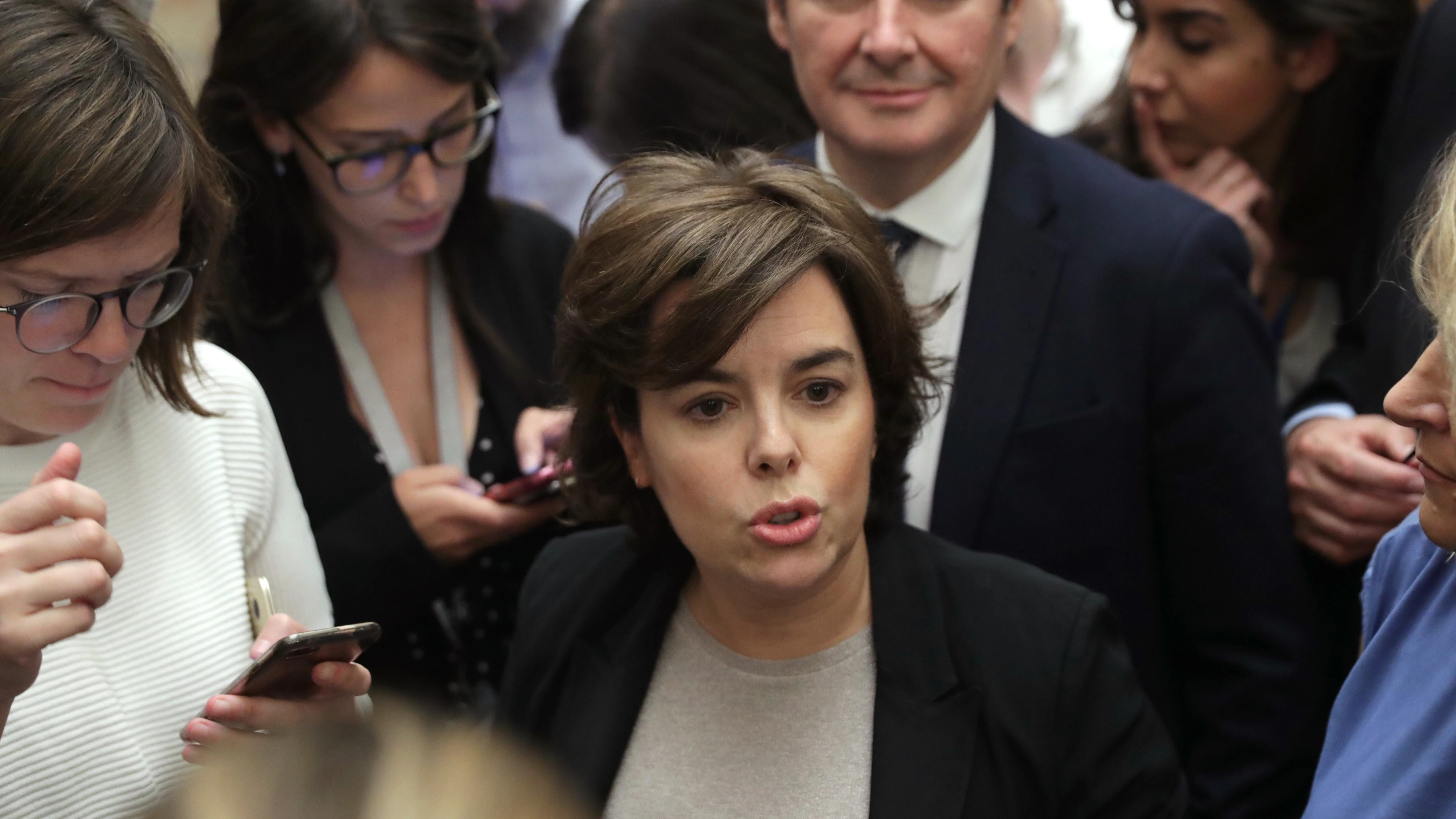 La candidata al liderar el PP, Soraya S&aacute;enz de Santamar&iacute;a, ofrece declaraciones a los medios de comunicaci&oacute;n en el Congreso.