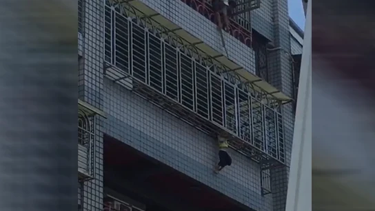 Impactante rescate a un menor en Taiwan Impactante rescate a un menor en Taiwan