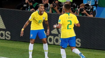 Neymar celebra el tanto de Thiago Silva