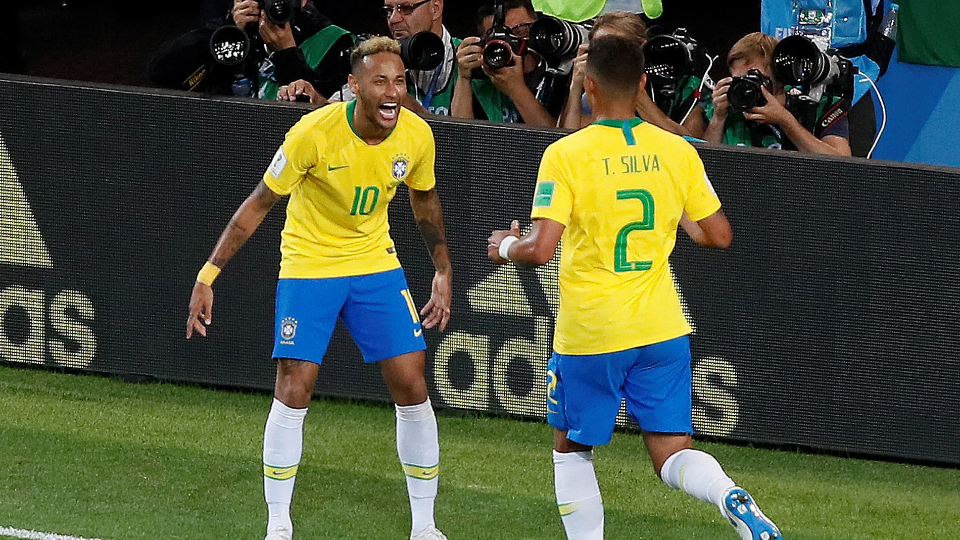Neymar celebra el tanto de Thiago Silva
