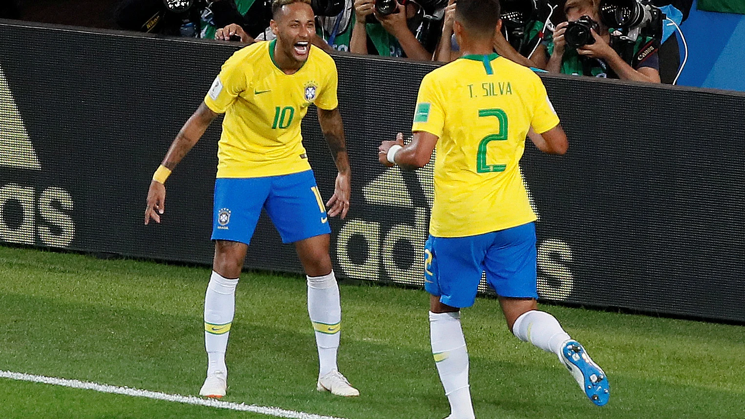 Neymar celebra el tanto de Thiago Silva