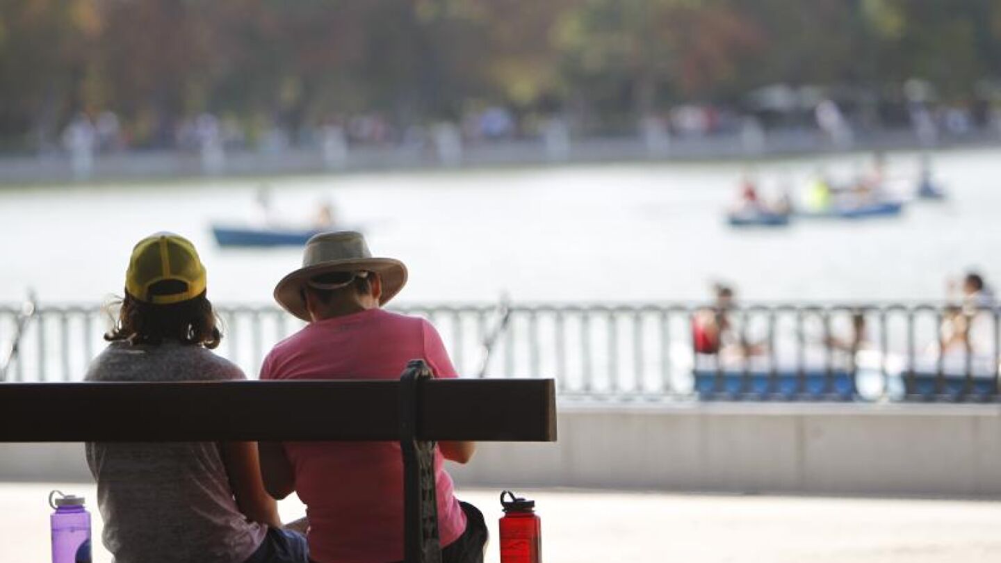 Una pareja en el parque de El Retiro