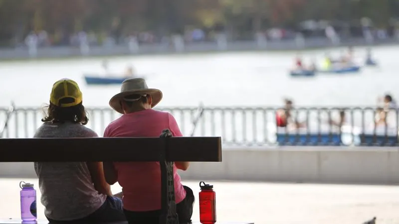 Una pareja en el parque de El Retiro