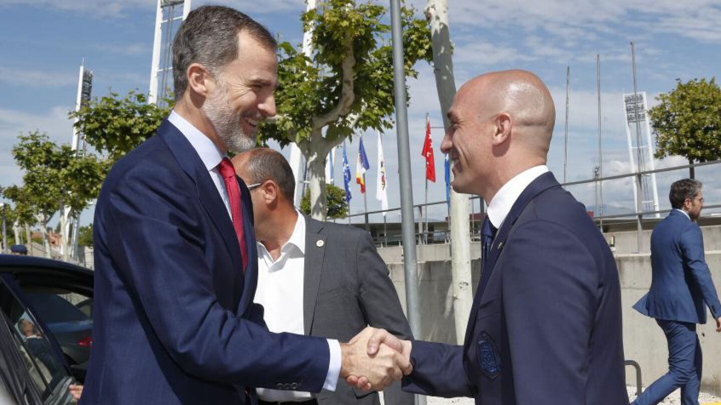 El Rey Felipe VI saluda a Rubiales