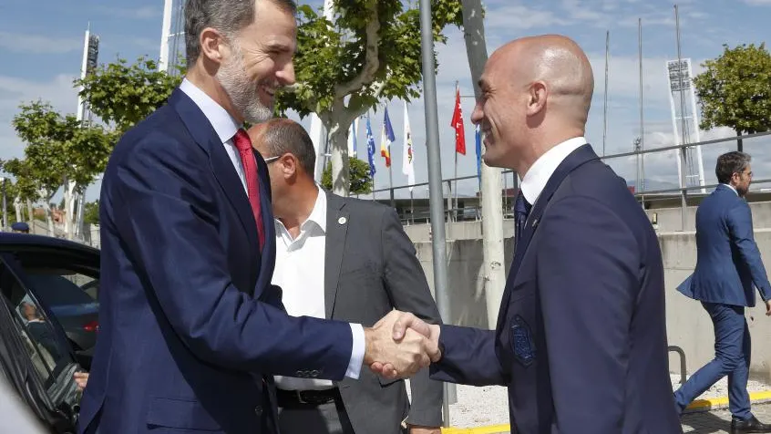 El Rey Felipe VI saluda a Rubiales