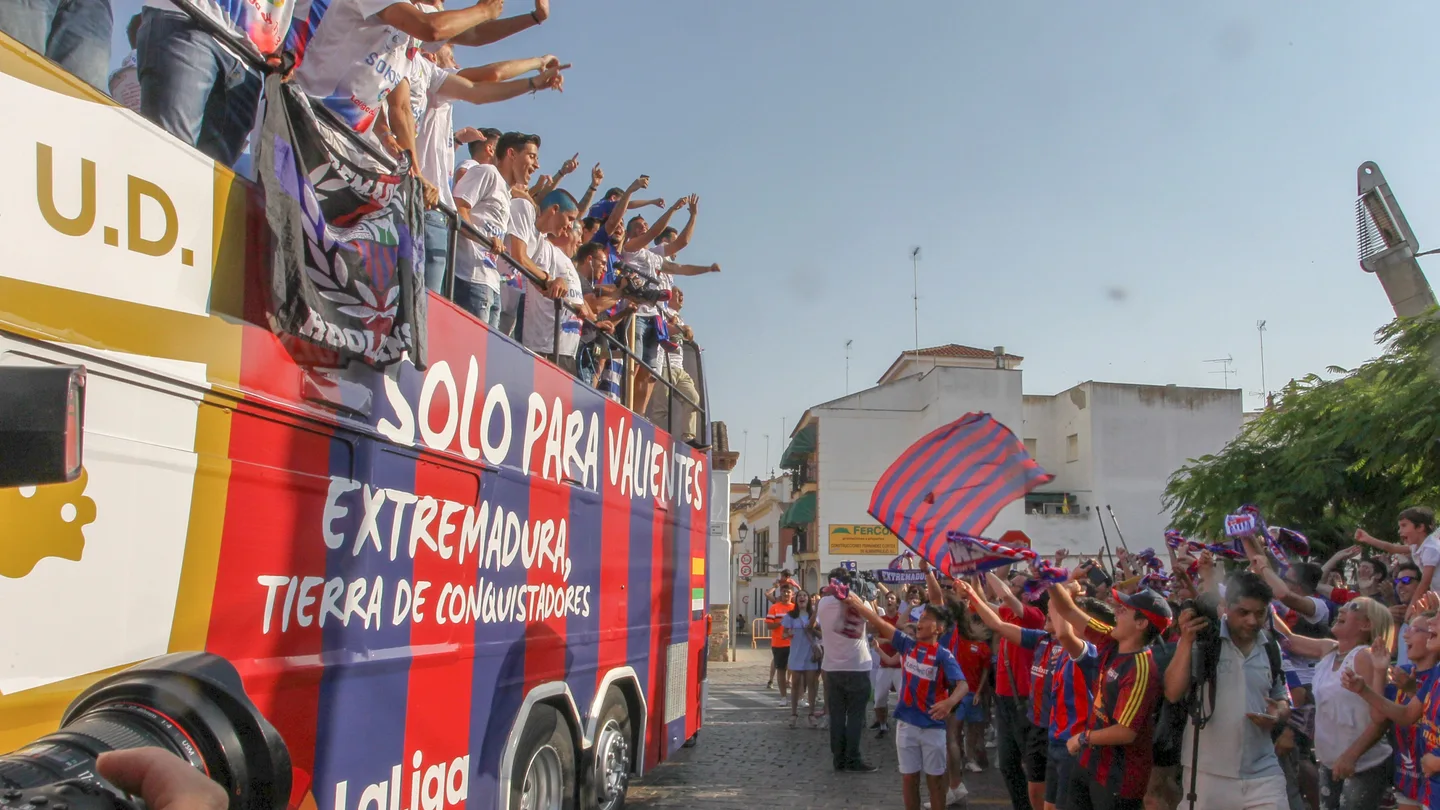 Los jugadores del Extremadura saludan a su afición tras lograr el ascenso Los jugadores del Extremadura saludan a su afición tras lograr el ascenso