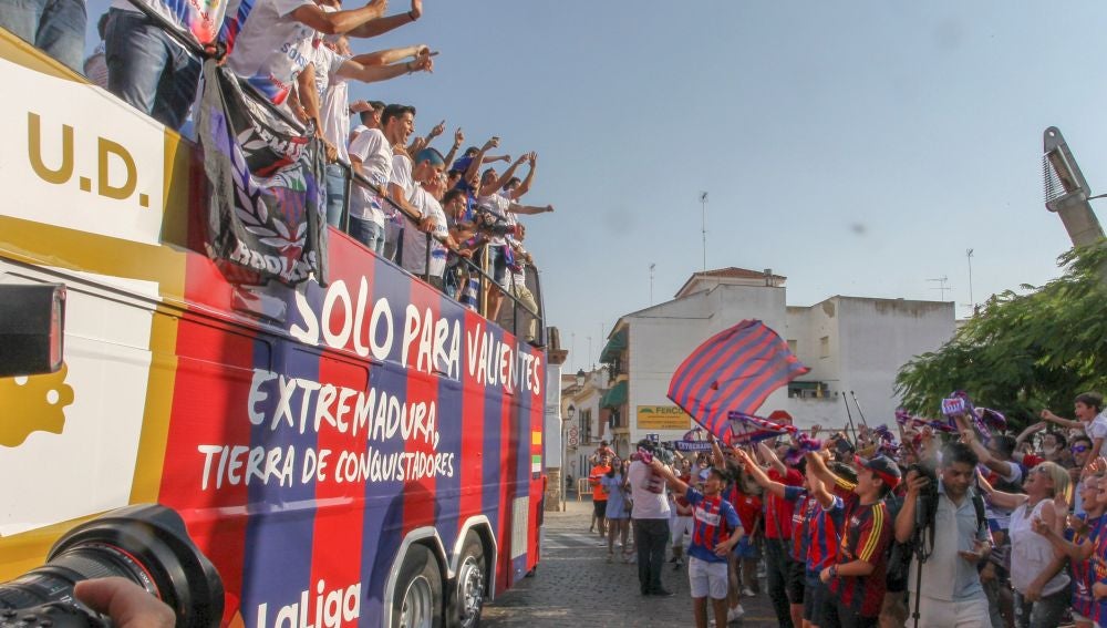 Los jugadores del Extremadura saludan a su afición tras lograr el ascenso