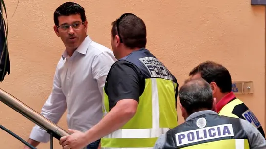 El alcalde de Ontinyent y presidente de la diputación de Valencia, Jorge Rodríguez, llega al ayuntamiento custodiado por agentes de la UDEF El alcalde de Ontinyent y presidente de la diputación de Valencia, Jorge Rodríguez, llega al ayuntamiento custodiado por agentes de la UDEF