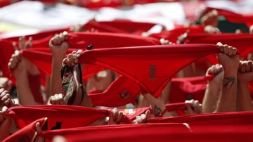 Cientos de personas festejan con sus pañuelos rojos alzados el inicio de las fiestas de San Fermín 2017.