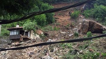 Imágenes de los destrozos por el derrumbamiento en La Cortina, Asturias.