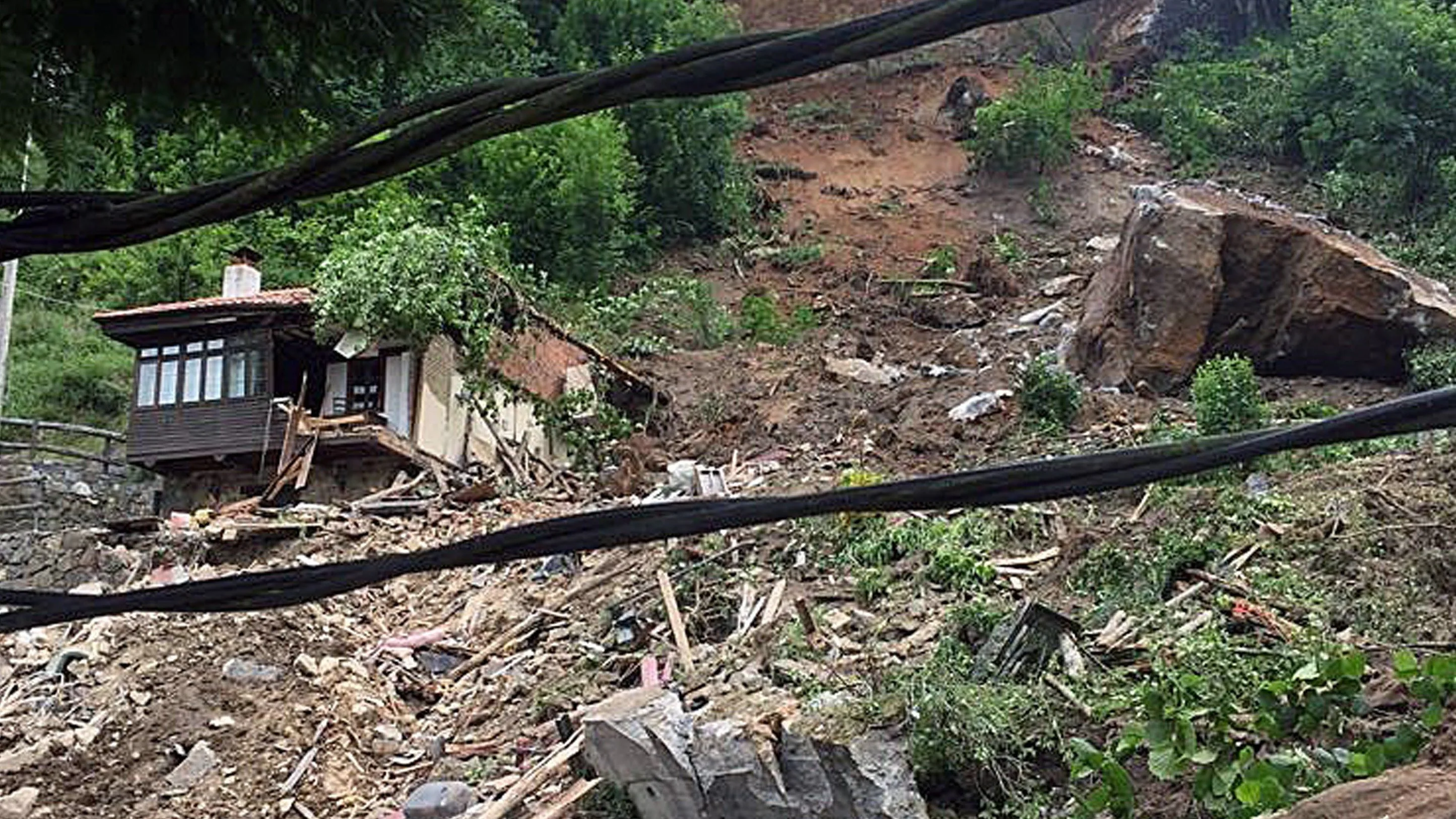 Imágenes de los destrozos por el derrumbamiento en La Cortina, Asturias.