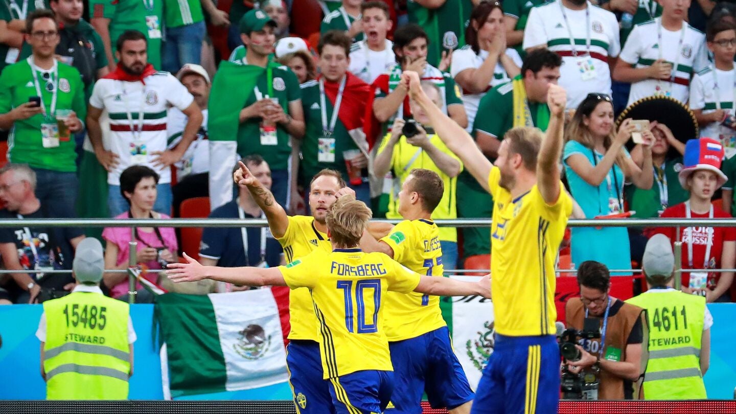 Andreas Granqvist celebra el 0-2 ante M&eacute;xico