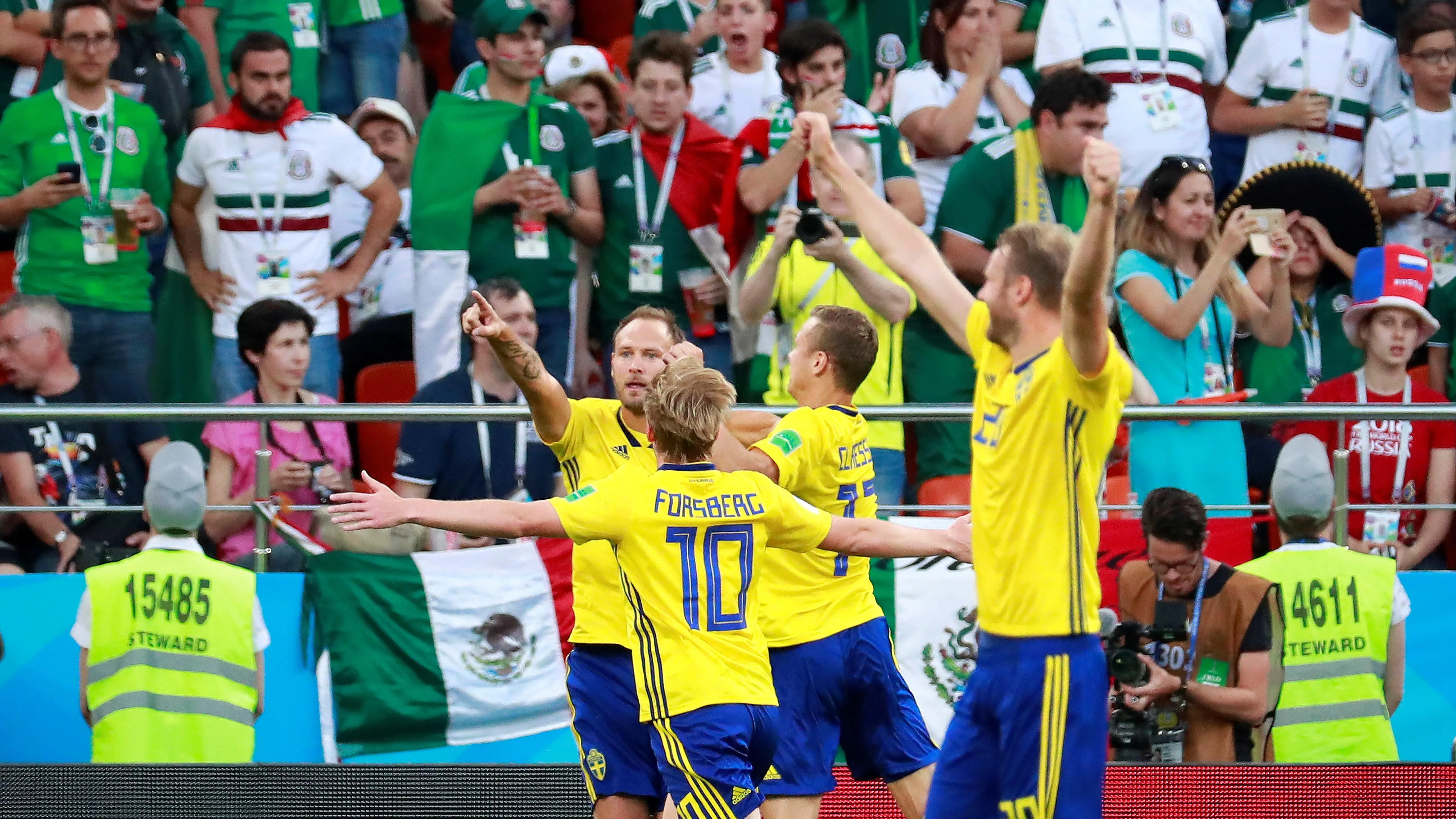 Andreas Granqvist celebra el 0-2 ante México