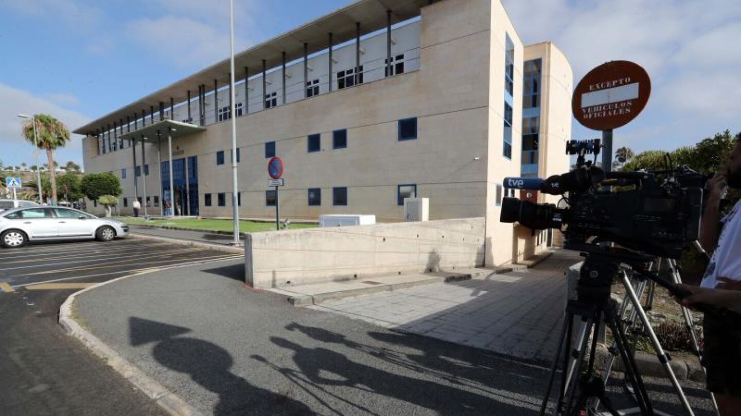 Varios medios de comunicaci&oacute;n a las puertas del edificio de los juzgados de San Bartolom&eacute; de Tirajana 