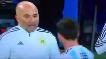 Sampaoli y Messi hablan en la banda