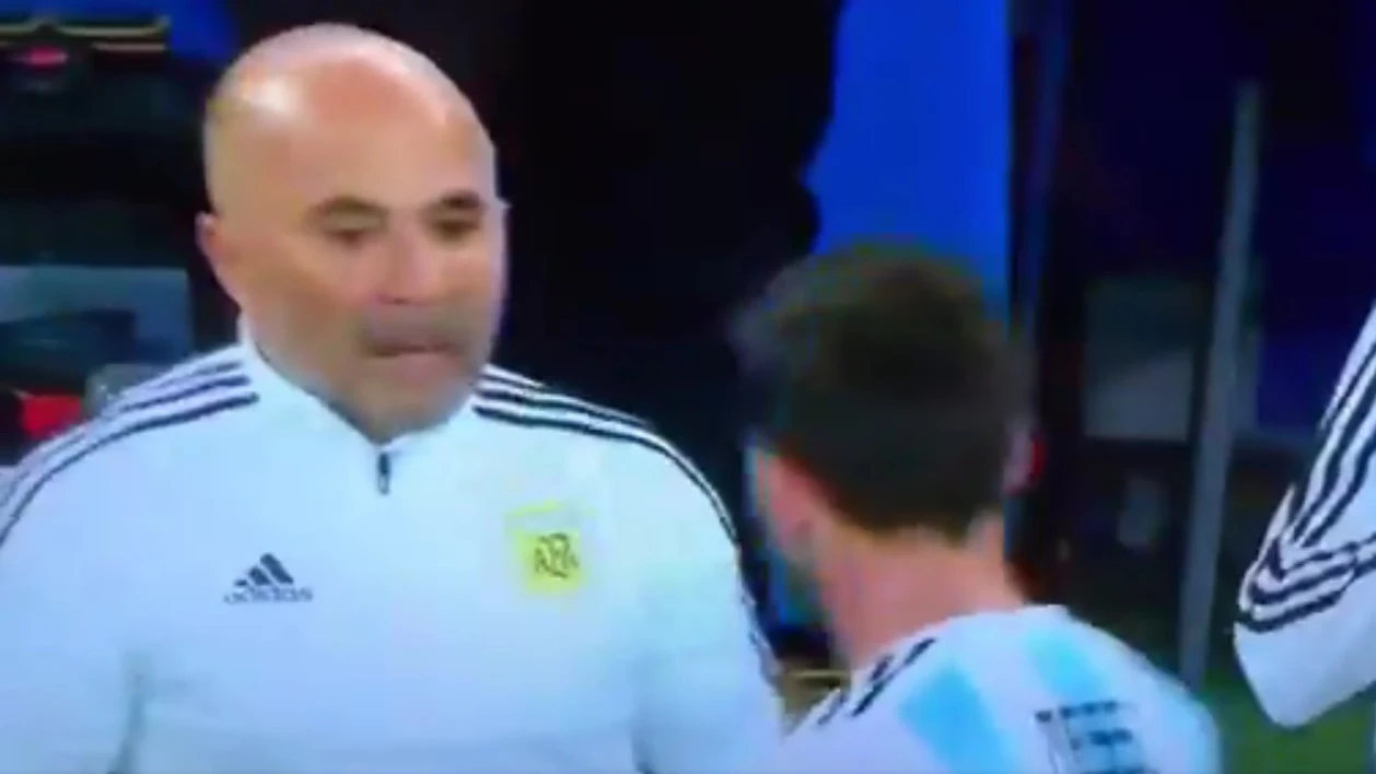 Sampaoli y Messi hablan en la banda