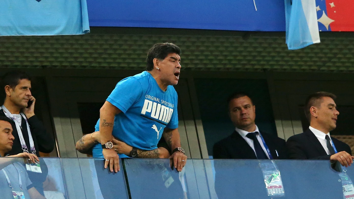 Maradona, en la grada durante el partido de Argentina Maradona, en la grada durante el partido de Argentina