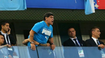 Maradona, en la grada durante el partido de Argentina