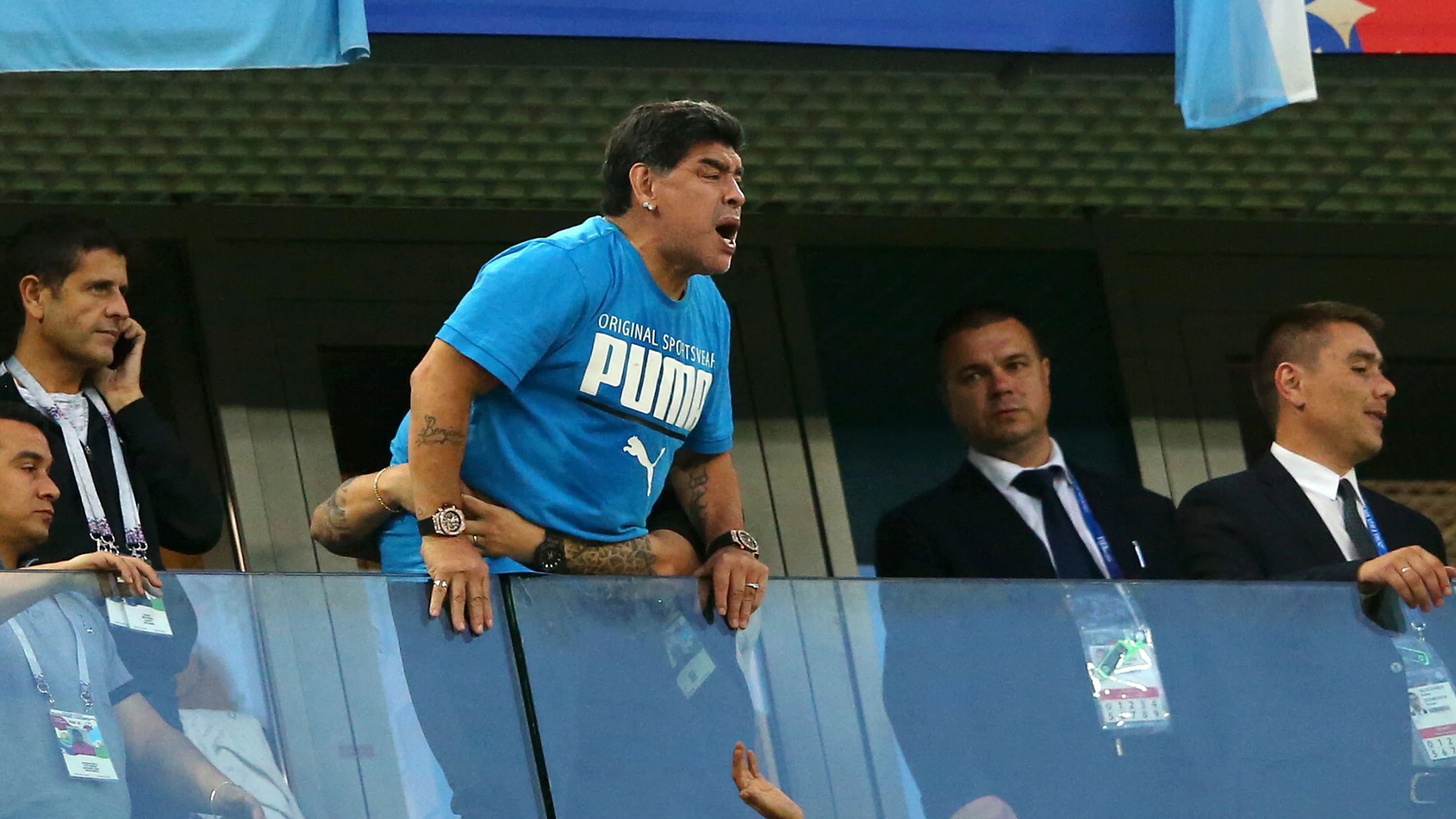 Maradona, en la grada durante el partido de Argentina