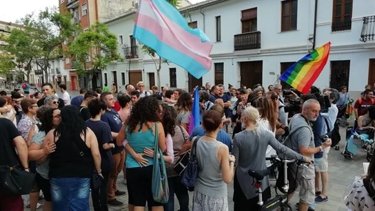 Imagen de la plaza de Patraix de Valencia donde decenas de personas se han reunido para apoyar a las dos mujeres agredidas por besarse en la calle Imagen de la plaza de Patraix de Valencia donde decenas de personas se han reunido para apoyar a las dos mujeres agredidas por besarse en la calle