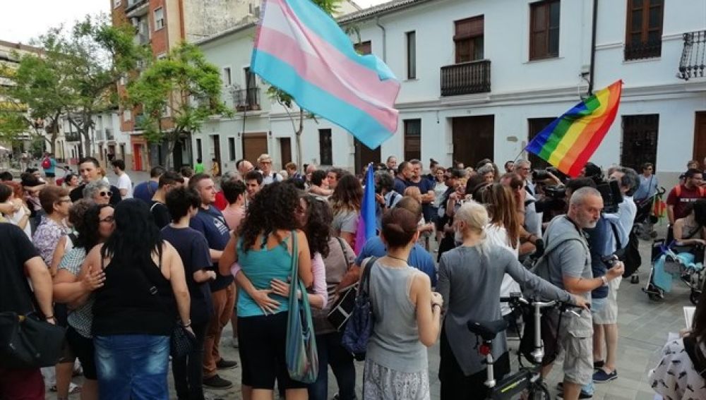 Imagen de la plaza de Patraix de Valencia donde decenas de personas se han reunido para apoyar a las dos mujeres agredidas por besarse en la calle