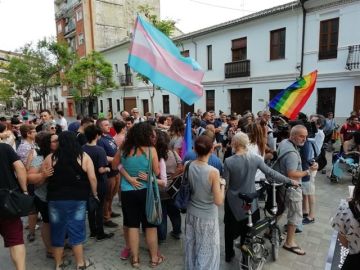 Imagen de la plaza de Patraix de Valencia donde decenas de personas se han reunido para apoyar a las dos mujeres agredidas por besarse en la calle Imagen de la plaza de Patraix de Valencia donde decenas de personas se han reunido para apoyar a las dos mujeres agredidas por besarse en la calle