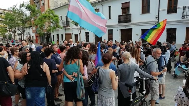 Imagen de la plaza de Patraix de Valencia donde decenas de personas se han reunido para apoyar a las dos mujeres agredidas por besarse en la calle