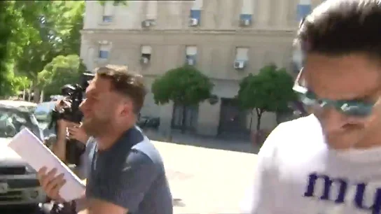 Caso 'La Manada': Las risas de El Prenda y Cabezuelo al caer un cámara que grababa su salida del juzgado Caso 'La Manada': Las risas de El Prenda y Cabezuelo al caer un cámara que grababa su salida del juzgado