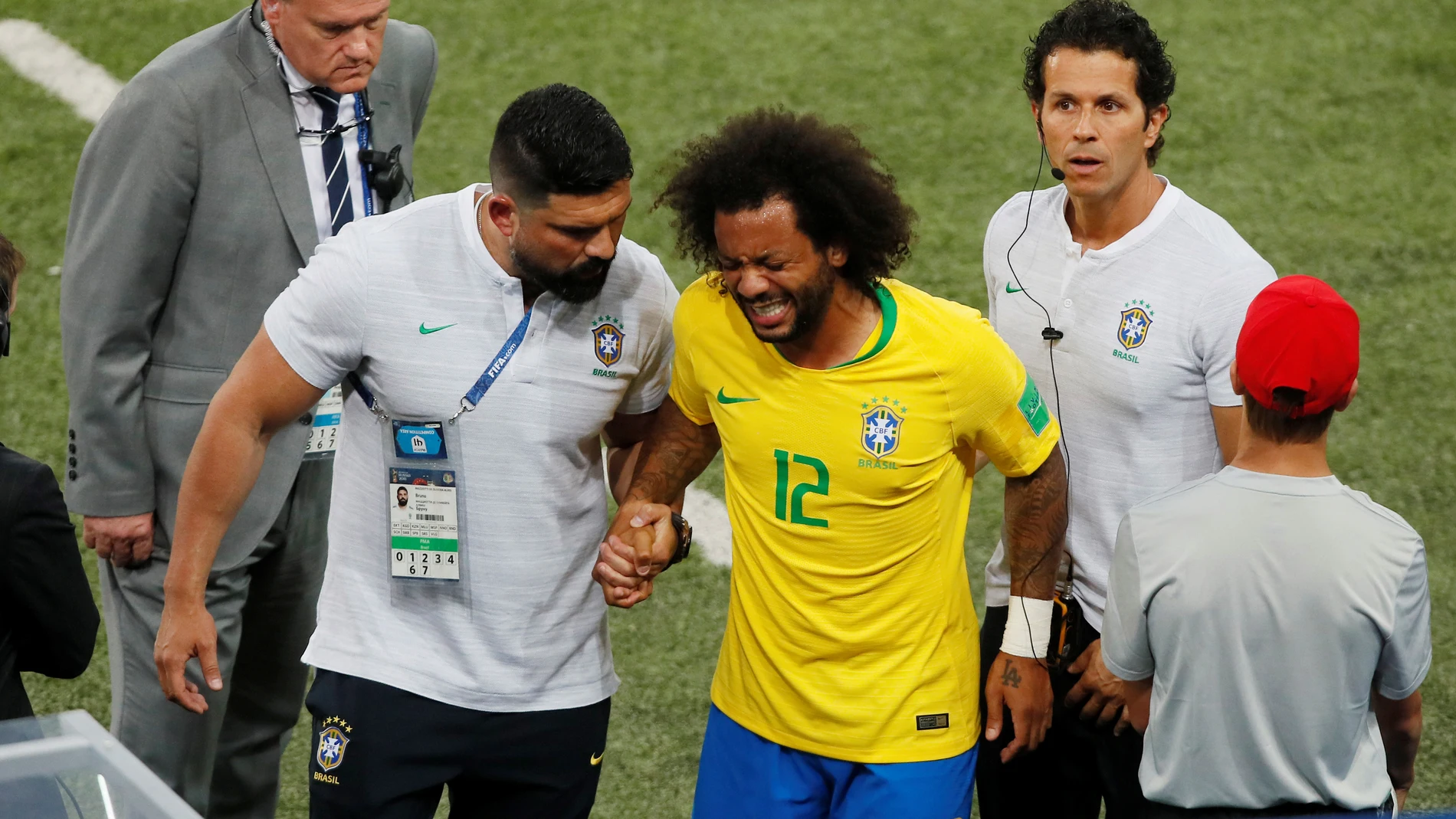 Marcelo se retira lesionado en el partido de Brasil