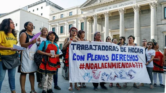 Empleadas del hogar manifestándose frente al Congreso Empleadas del hogar manifestándose frente al Congreso