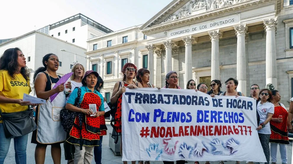 Empleadas del hogar manifestándose frente al Congreso