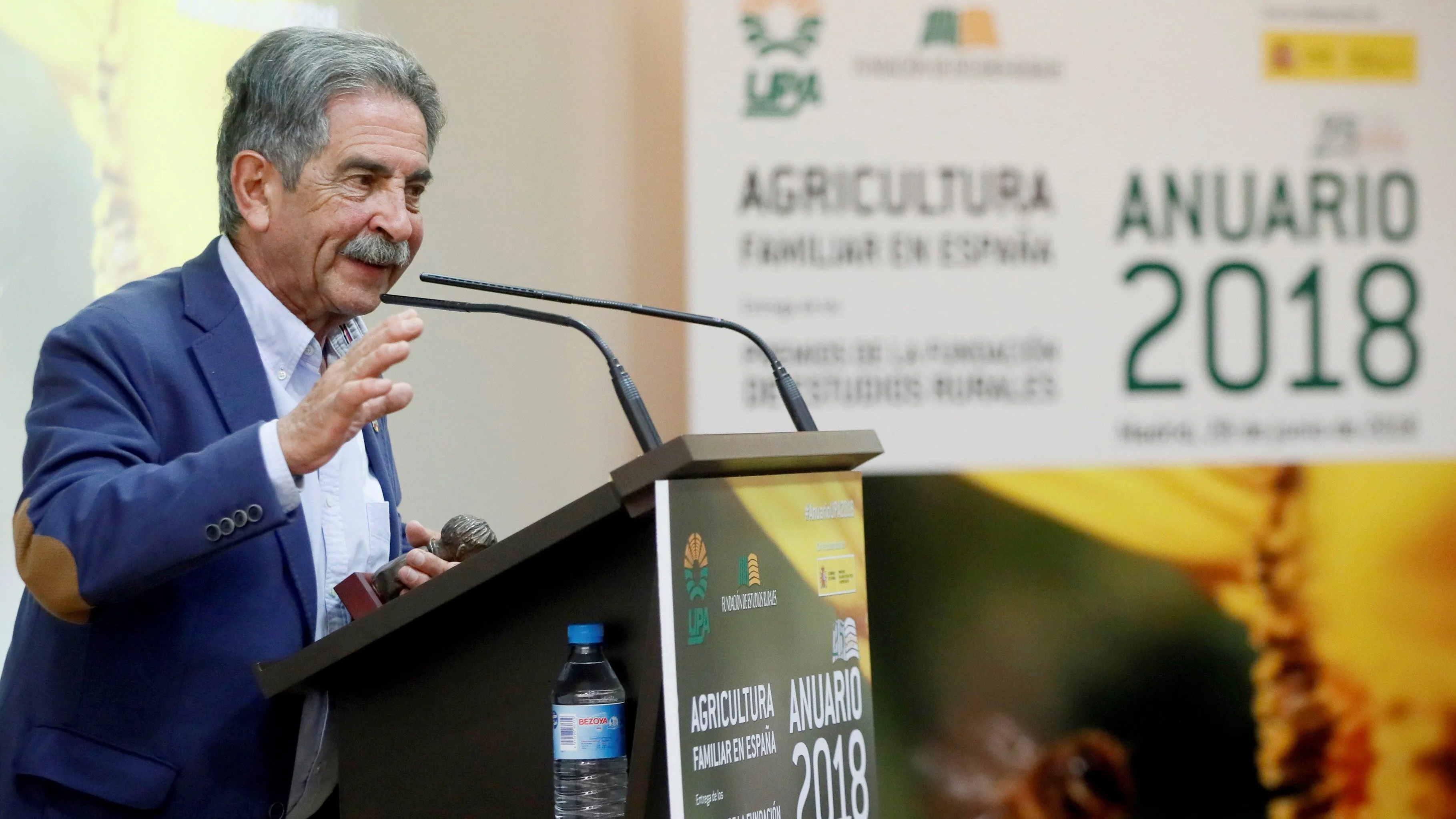 El presidente cántabro, Miguel Ángel Revilla, interviene durante un acto