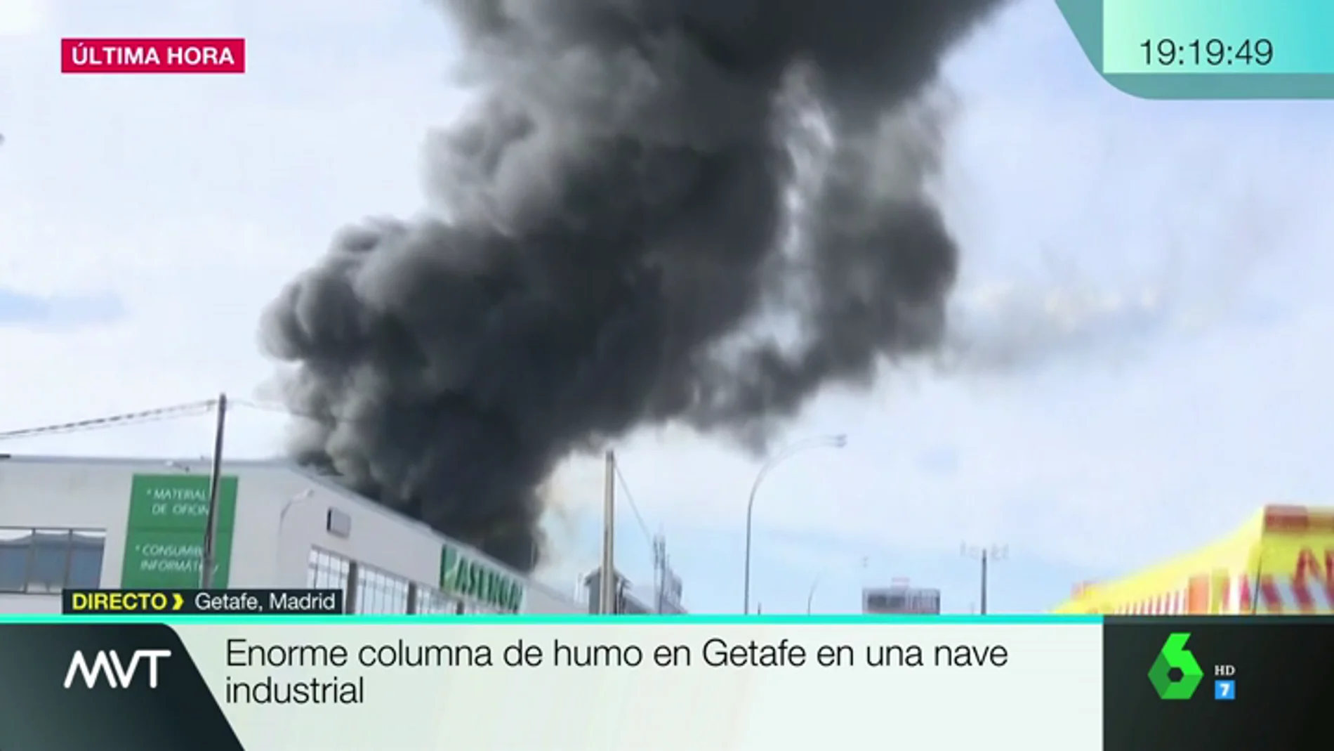Arde una nave industrial en Getafe.