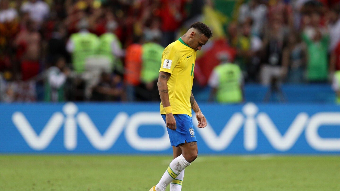 Neymar lament&aacute;ndose durante el partido ante B&eacute;lgica
